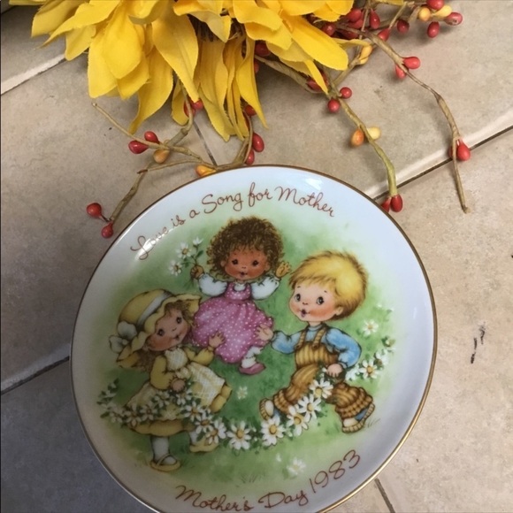 Avon Collectible Mother’s Day Decor Plates 1982, 83 & 84 - Picture 3 of 8